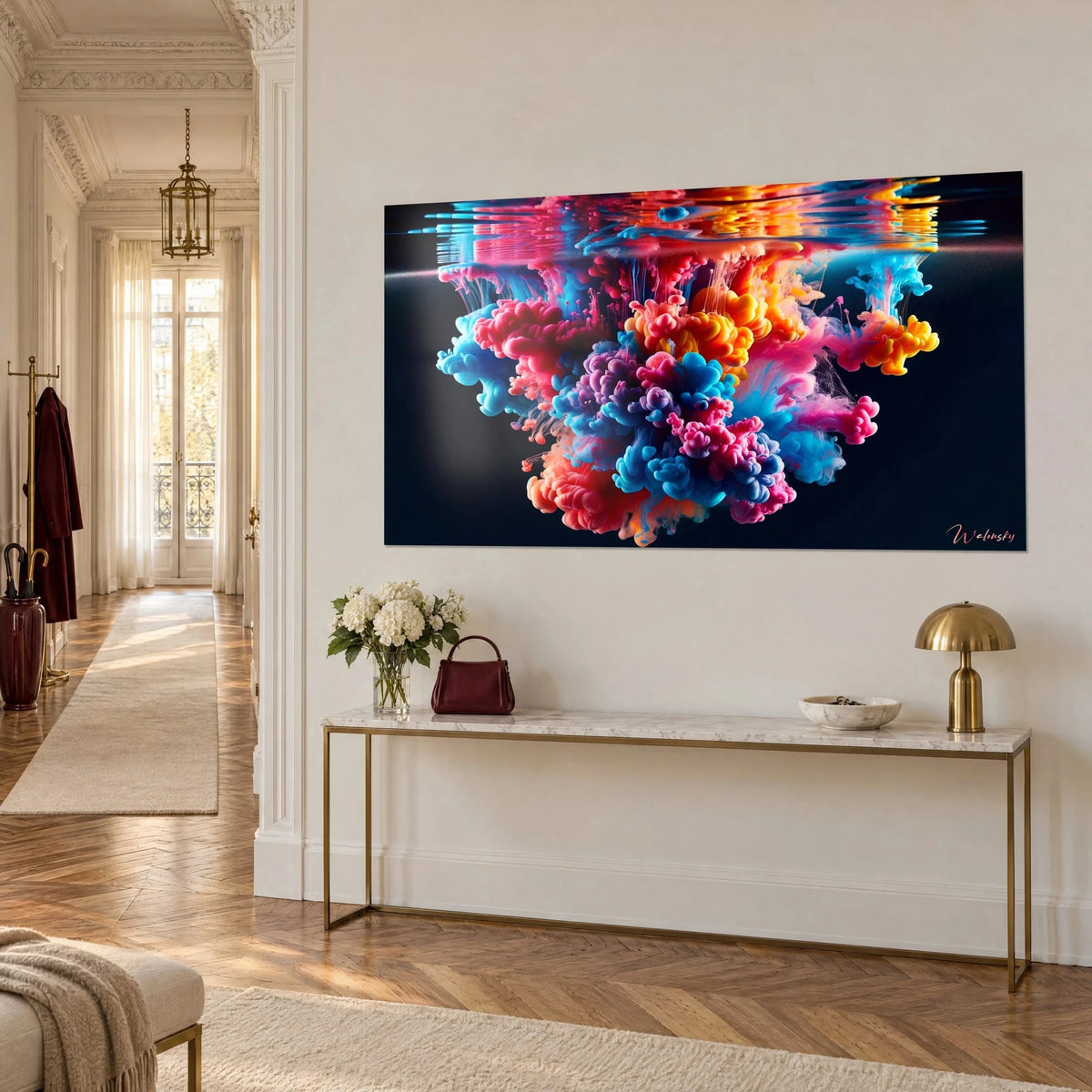 Tableau panache de pigments fuchsia, turquoise et jaune safran épanoui dans l'onde noire, sur un mur près d'une console dorée