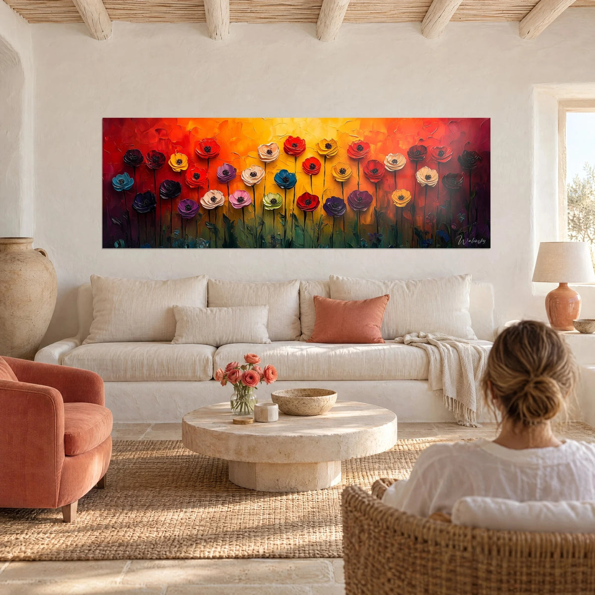 Quadro di papaveri in rilievo rossi e gialli, sfondo arancio fiammeggiante, sopra un divano in un soggiorno luminoso