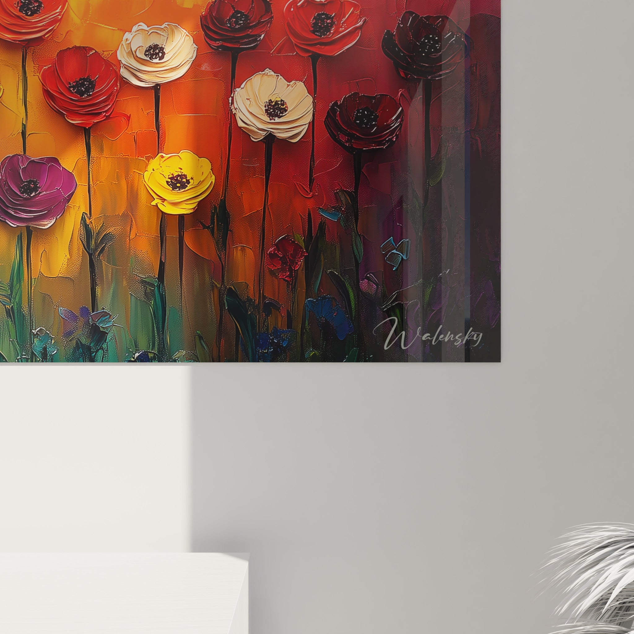 Un tableau fleurs modernes aux textures prononcées montrant des fleurs multicolores disposées horizontalement, avec pétales en relief sur dégradé lumineux rouge-jaune, créant un contraste saisissant entre formes sculptées et fond atmosphérique.
