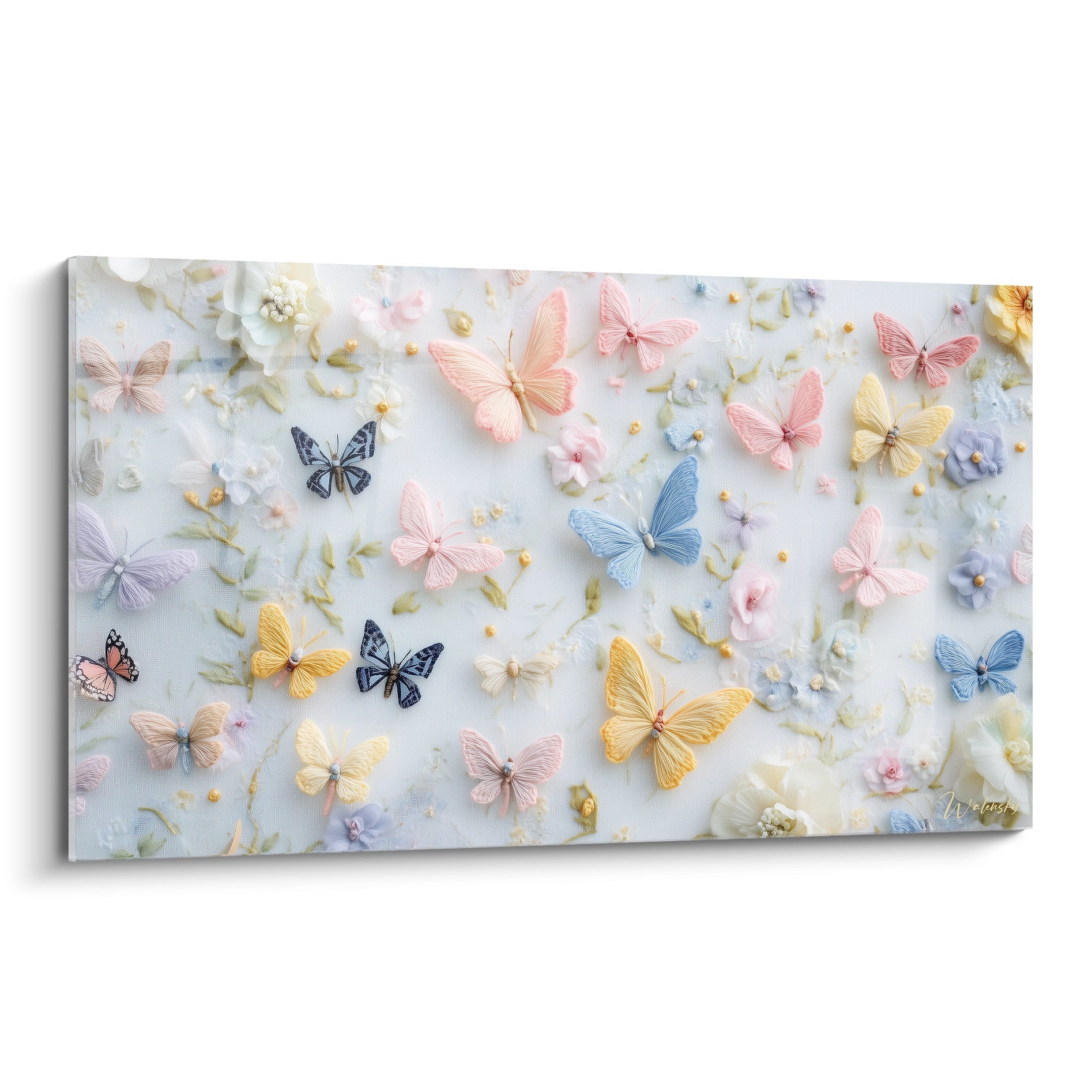 Un tableau papillons en broderie montrant diverses espèces colorées sur fond blanc bleuté, avec des papillons rose, jaune et bleu en relief, et des fleurs délicates disséminées parmi les créations textiles tridimensionnelles.
