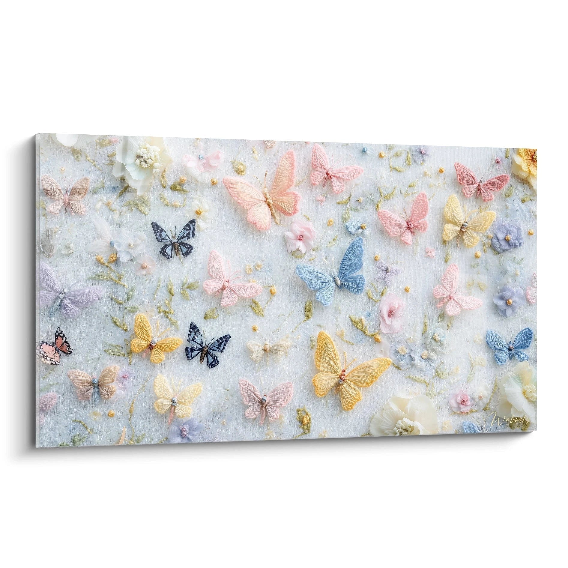 Un tableau papillons en broderie montrant diverses espèces colorées sur fond blanc bleuté, avec des papillons rose, jaune et bleu en relief, et des fleurs délicates disséminées parmi les créations textiles tridimensionnelles.
