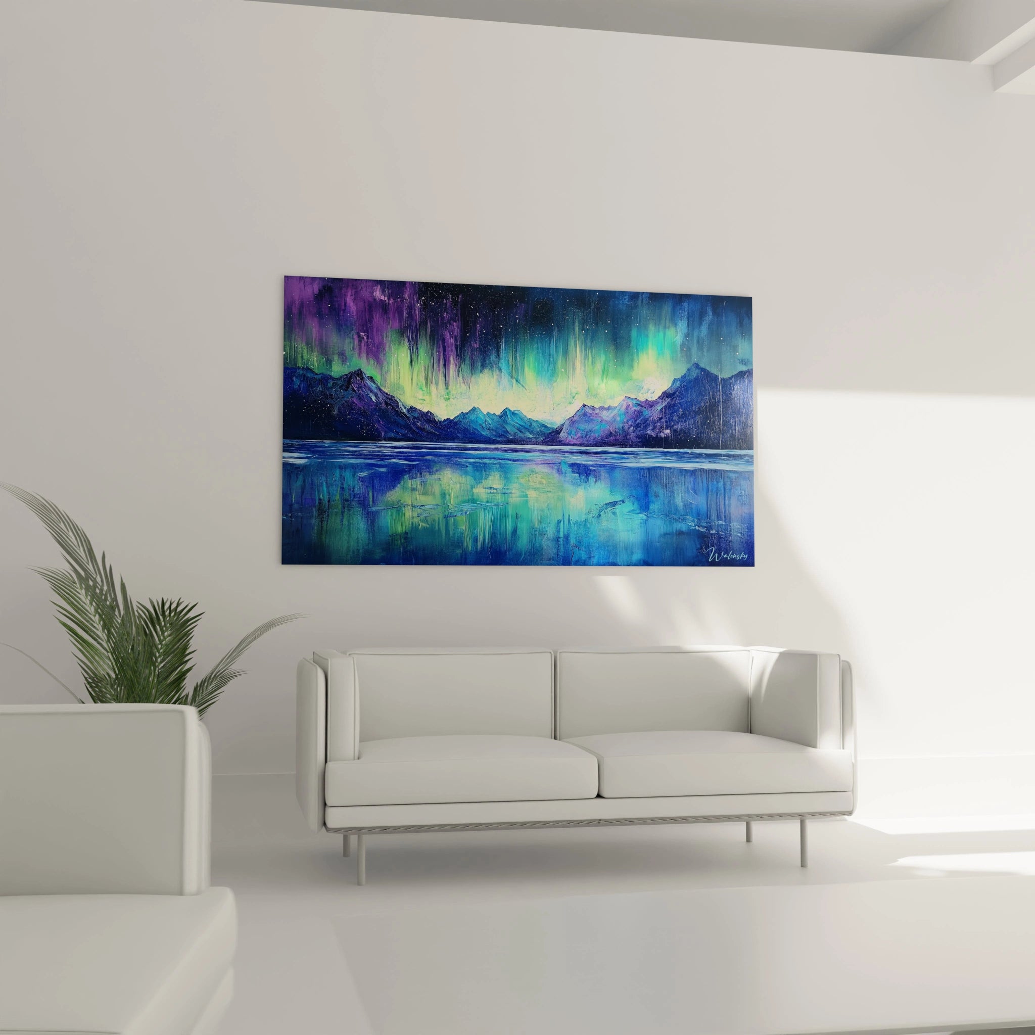 Tableau paysage nordique capturant le phénomène d'aurores boréales avec des traînées verticales lumineuses vertes et violettes sur fond bleu nuit, se mirant dans un lac entouré de montagnes aux sommets bleutés.
