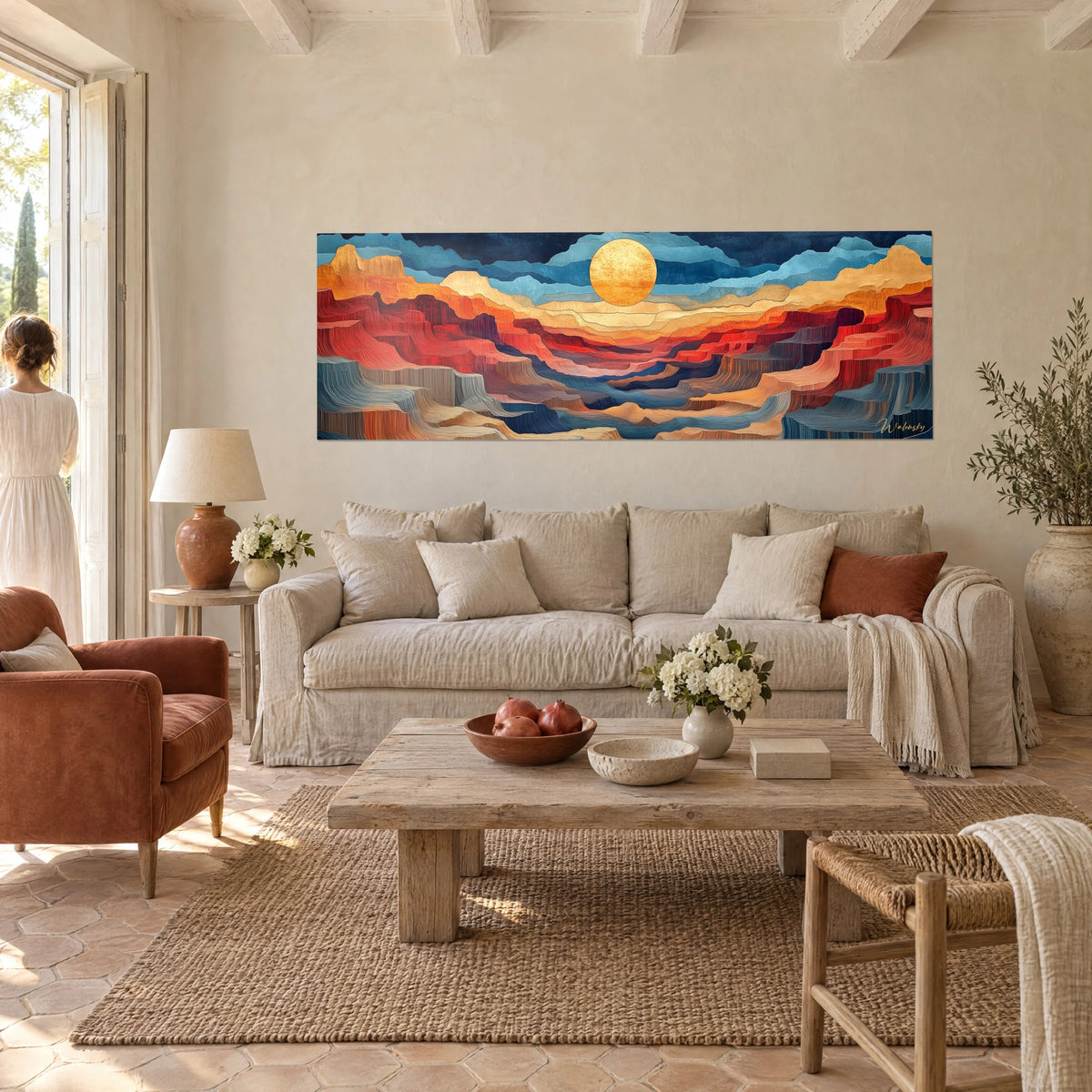 Tableau canyon aux strates rouges et ocre sous un soleil doré, deux personnes de dos au-dessus d'un canapé dans un salon lumineux