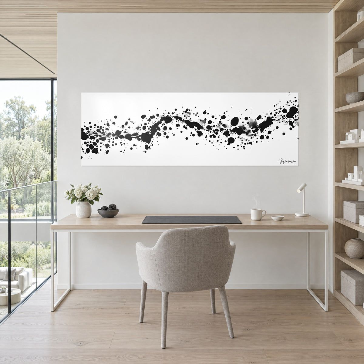 Cuadro de remolino de tinta carbón sobre papel blanco, colgado encima de un escritorio de madera clara, silla gris, estanterías