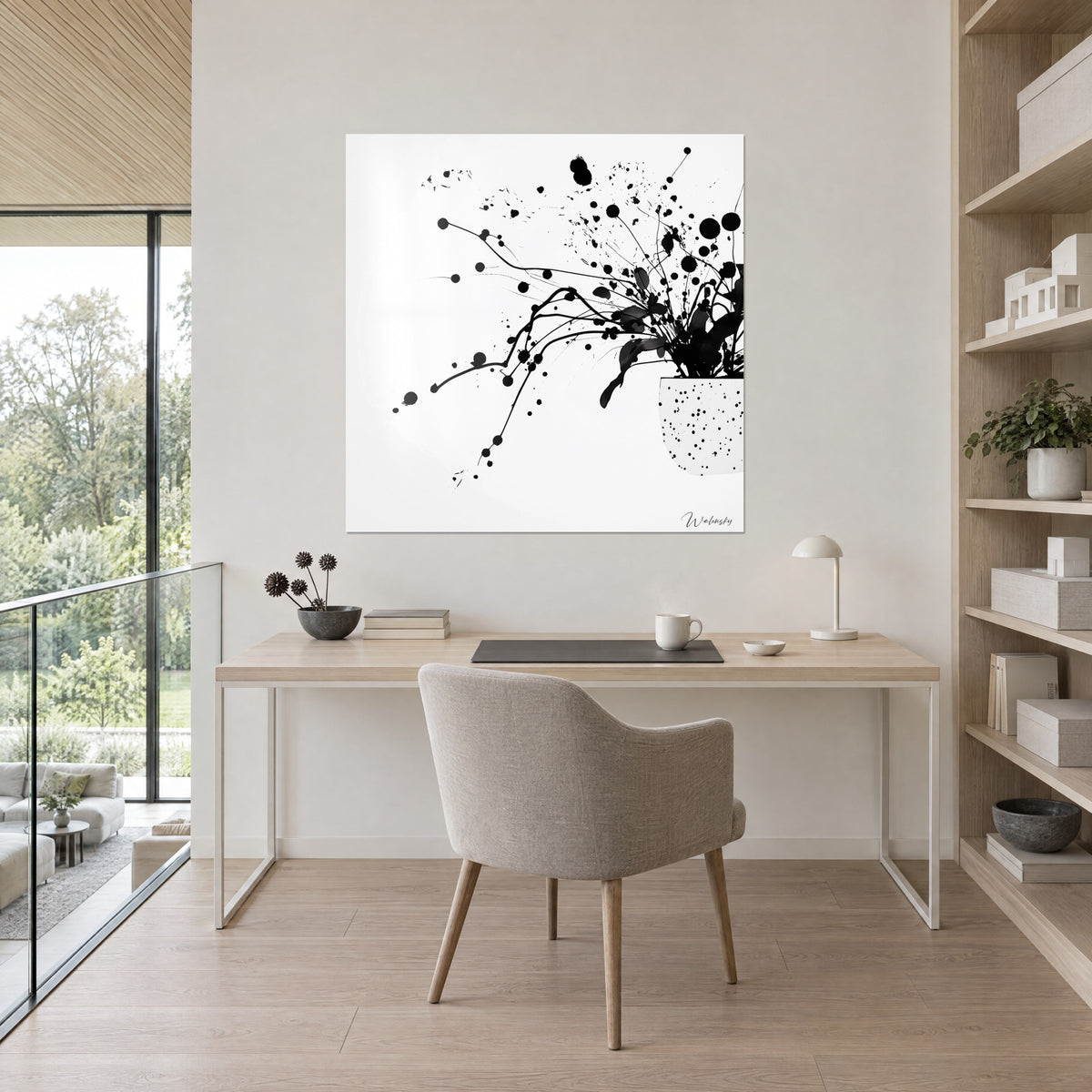 Schilderij plantsilhouet in zwarte inkt, donkere bladeren en verspreide druppels op witte achtergrond, bureau van licht hout