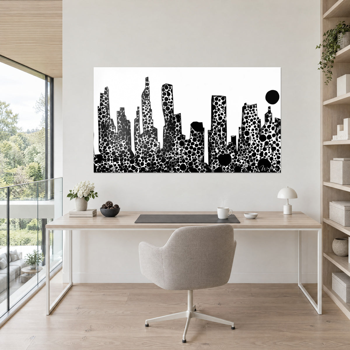 Schilderij skyline van gebouwen met zwarte en witte stippen, zwarte zon rechts, bureau van licht hout en grijze stoel, eikenhouten plank