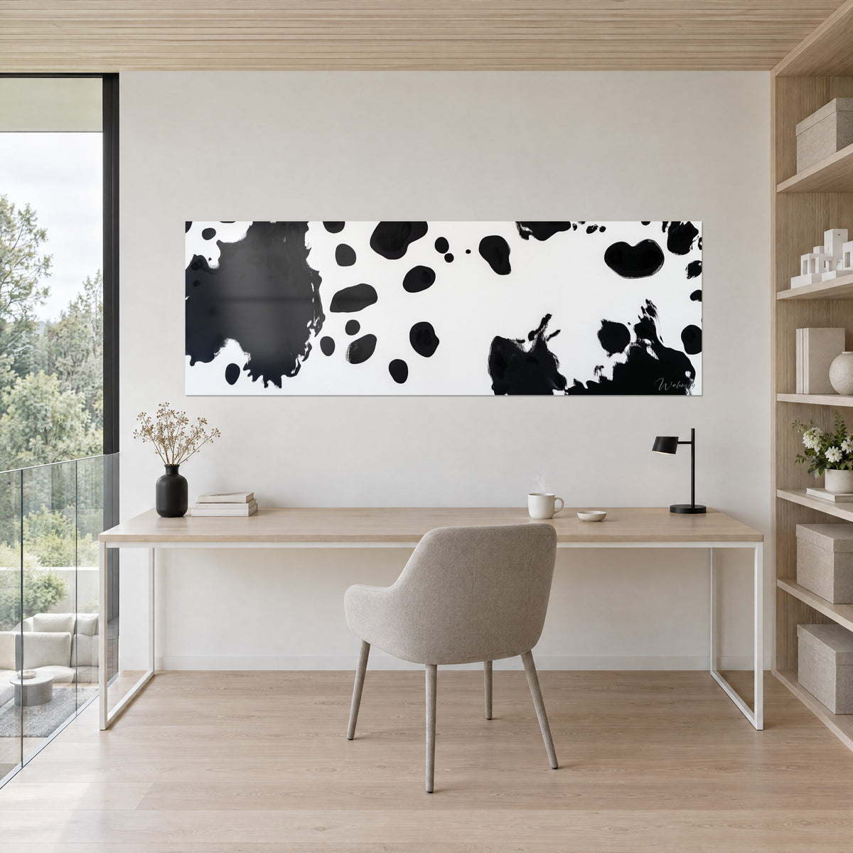 Schilderij met zwarte inktspatten en puur wit, breed liggend formaat, boven een bureau van licht hout