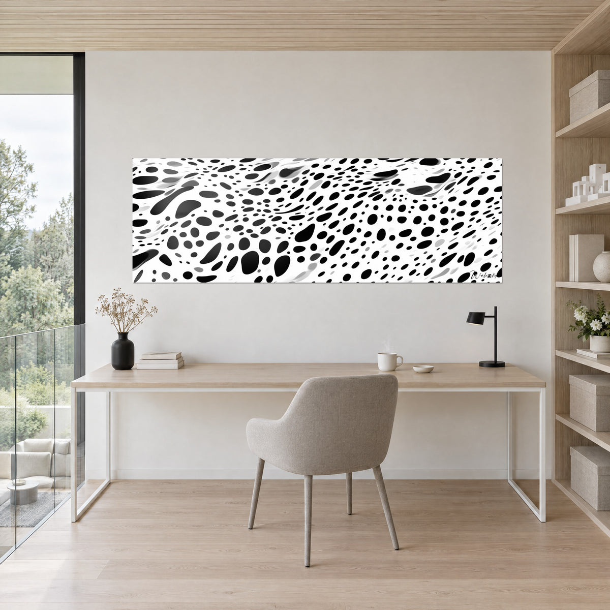 Quadro pois neri ondulati e schizzi grigi su bianco, sopra una scrivania in legno chiaro e una sedia beige