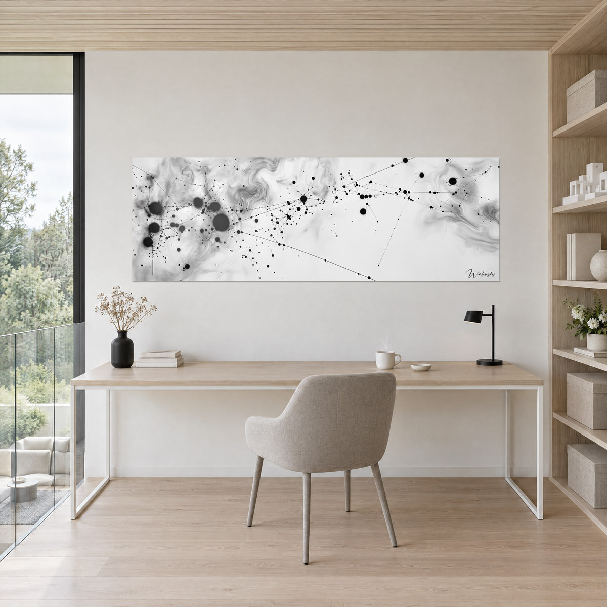 Gemälde schwarze Spritzer und grafische Linien auf silbergrauem und weißem Schleier, gegenüber einem Schreibtisch aus hellem Holz und einem beigen Stuhl