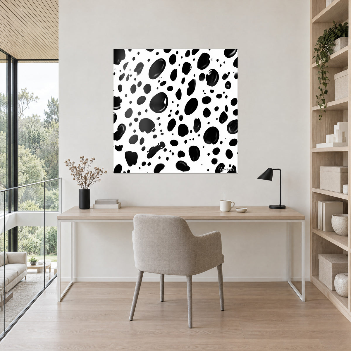 Cuadro con estampado gráfico de dálmata, grandes manchas negras brillantes y pequeños puntos, encima de un escritorio de madera clara