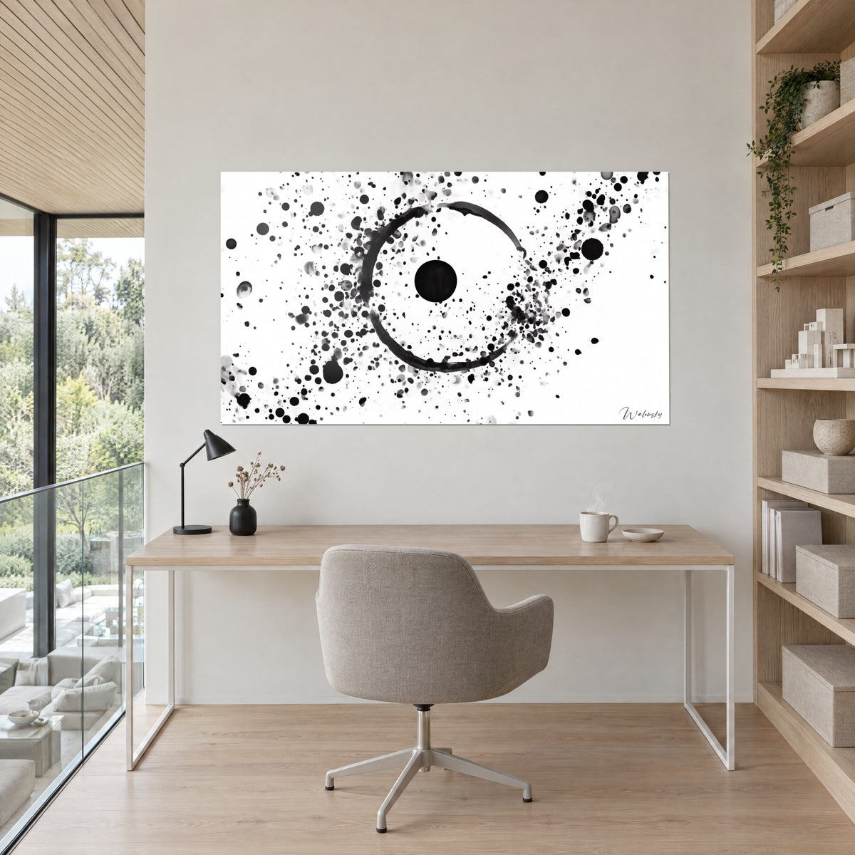 Gemälde schwarze Sonne, umrandet von einem Pinselstrich und grauen Tintenspritzern auf Weiß, gegenüber einem Schreibtisch aus hellem Holz