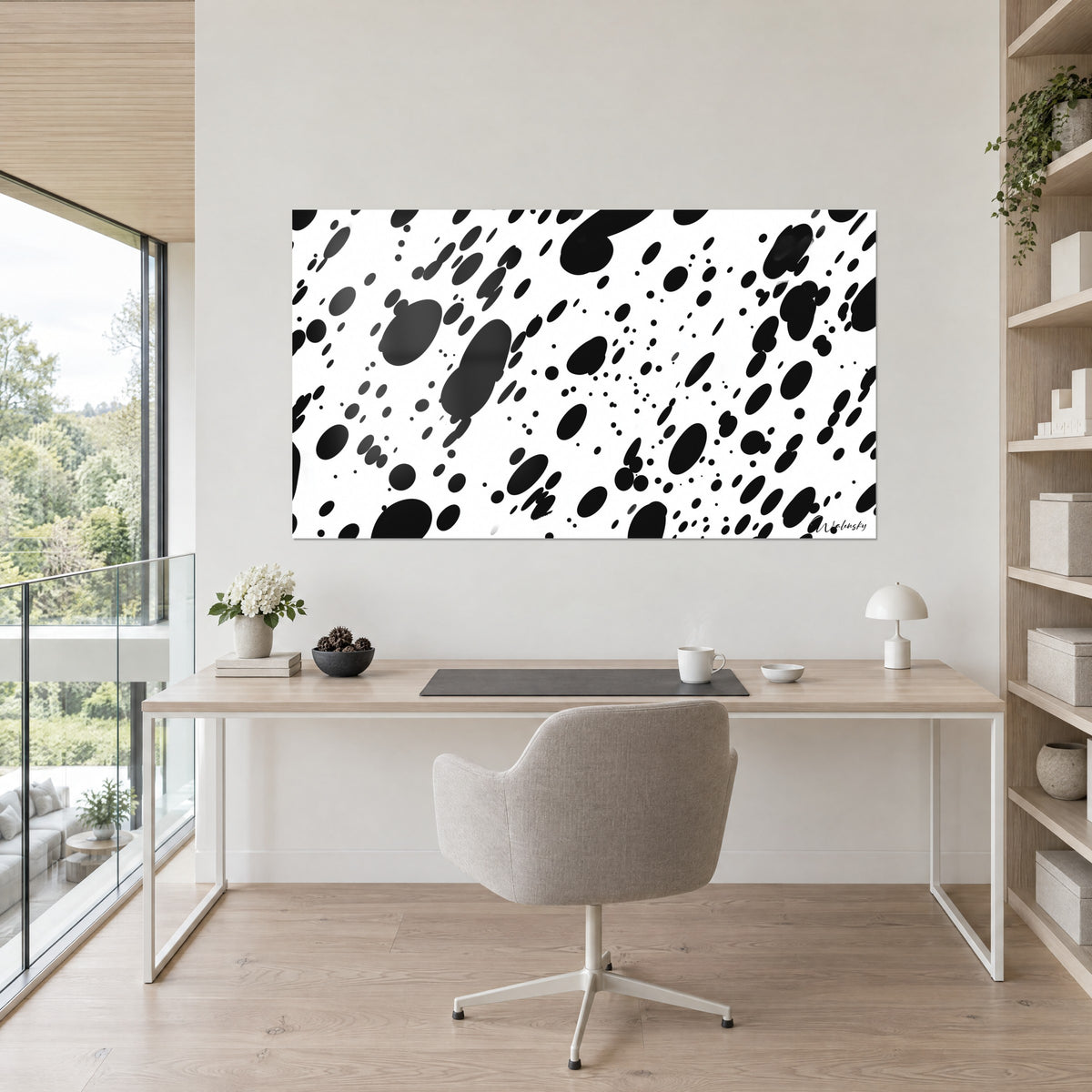 Tableau motif dalmatien abstrait, ovales noirs étirés sur fond blanc, face à un bureau en bois clair et une chaise grise