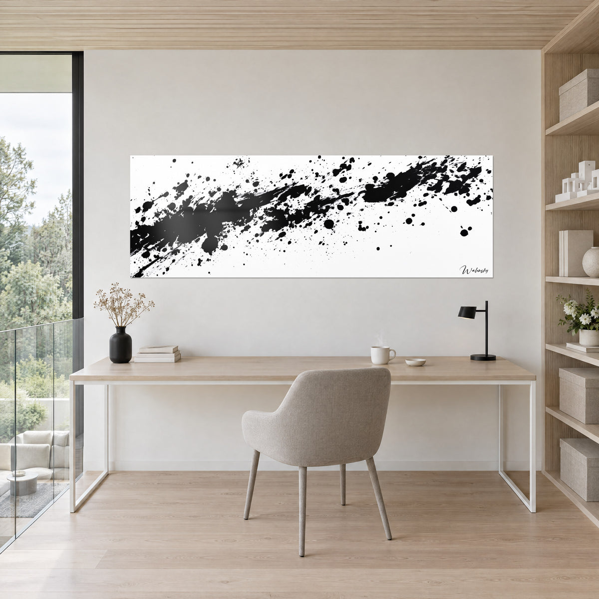 Tableau explosion graphique d'encre noire éclaboussée, blanc éclatant, au-dessus d'un bureau en bois clair et d'une chaise grise