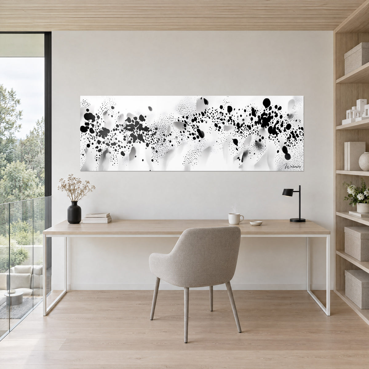 Schilderij met een zaai van zwarte druppels en grijze dampen op wit, beige muur, bureau van licht eikenhout en taupe stoel