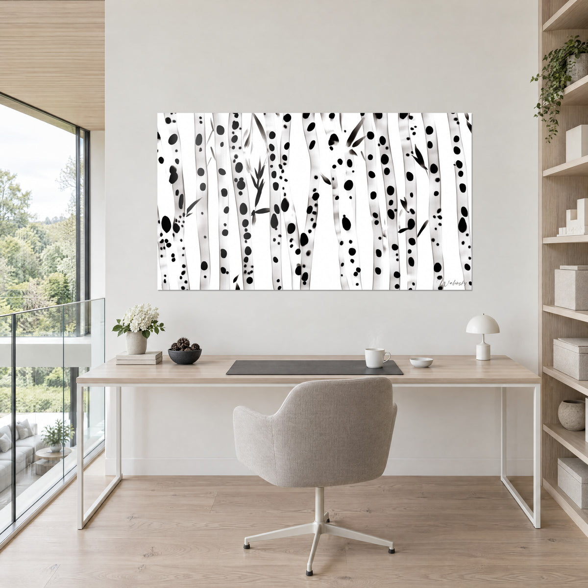 Cuadro de tallos marfil moteados de negro, hojas en punta, pared crema de un despacho con mesa blanca y sillón beige