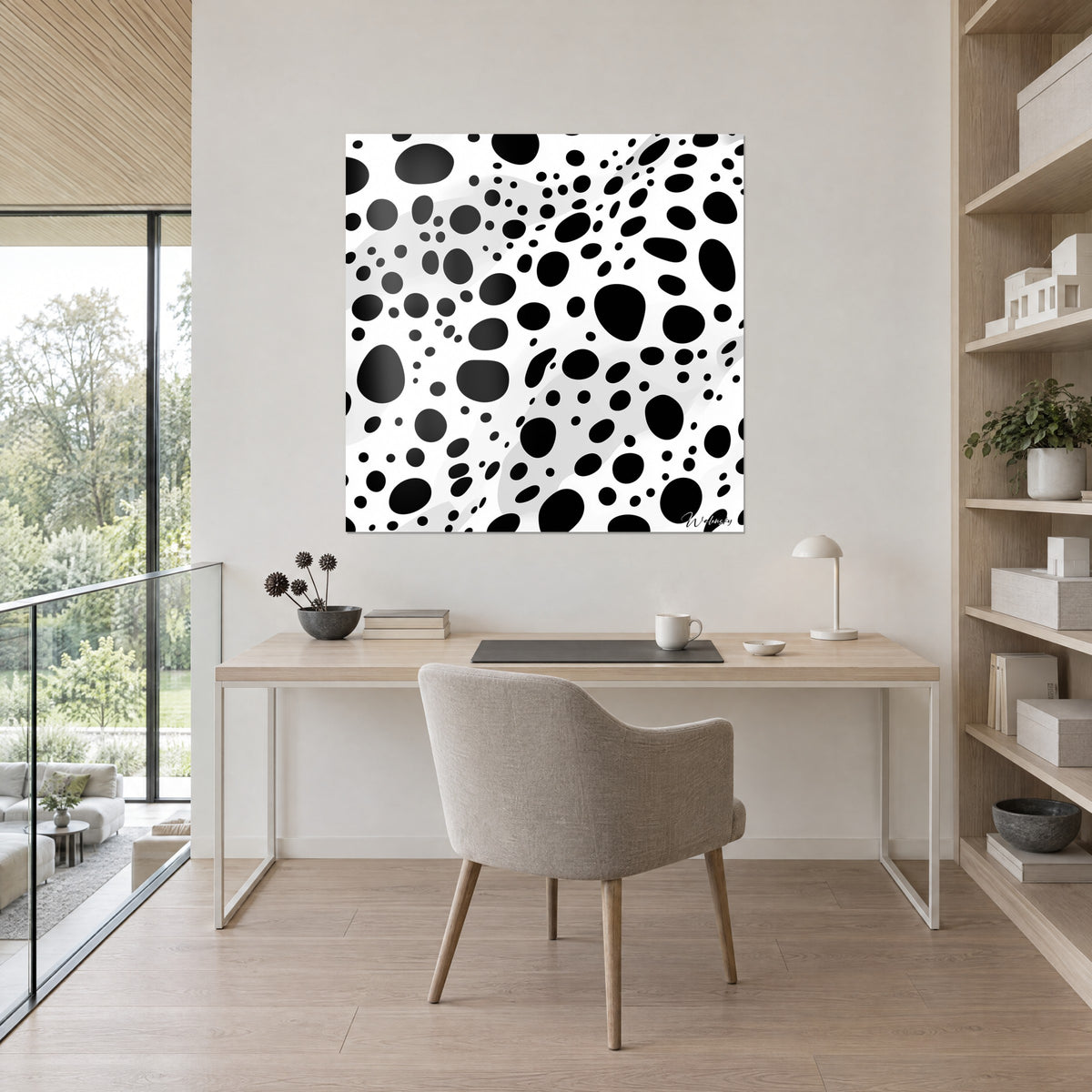 Quadro con pelliccia dalmata astratta, ovali neri e ombre grigio perla, sopra una scrivania in legno chiaro e una poltrona beige