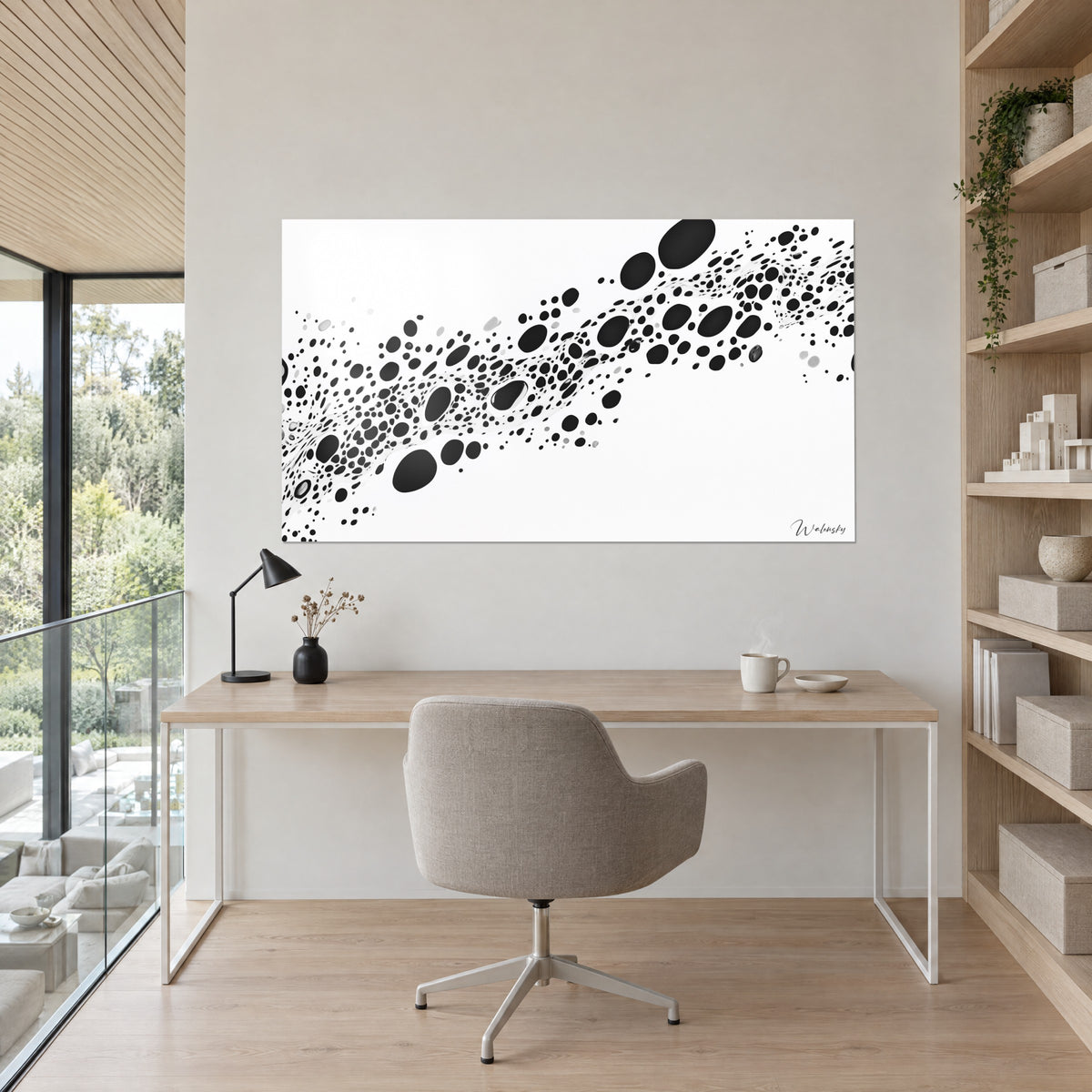 Tableau essaim de gouttes d'encre noires s'étirant en diagonale sur blanc, au-dessus d'un bureau en bois clair, fauteuil gris et bibliothèque