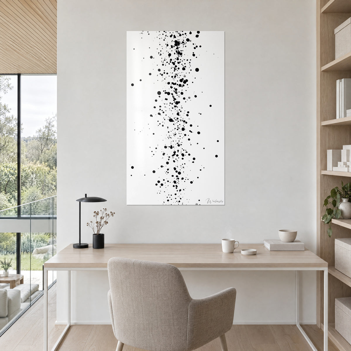 Gemälde mit einer Konstellation schwarzer Tropfen auf strahlendem Weiß, Schreibtisch aus hellem Holz, schwarze Lampe, Olivenbaum im Topf und beige Regale