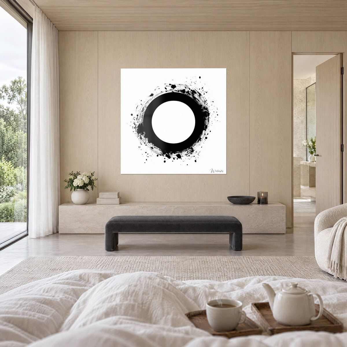 Cuadro círculo negro con pincel seco, salpicaduras de tinta sobre fondo blanco, sobre una cama en un dormitorio luminoso