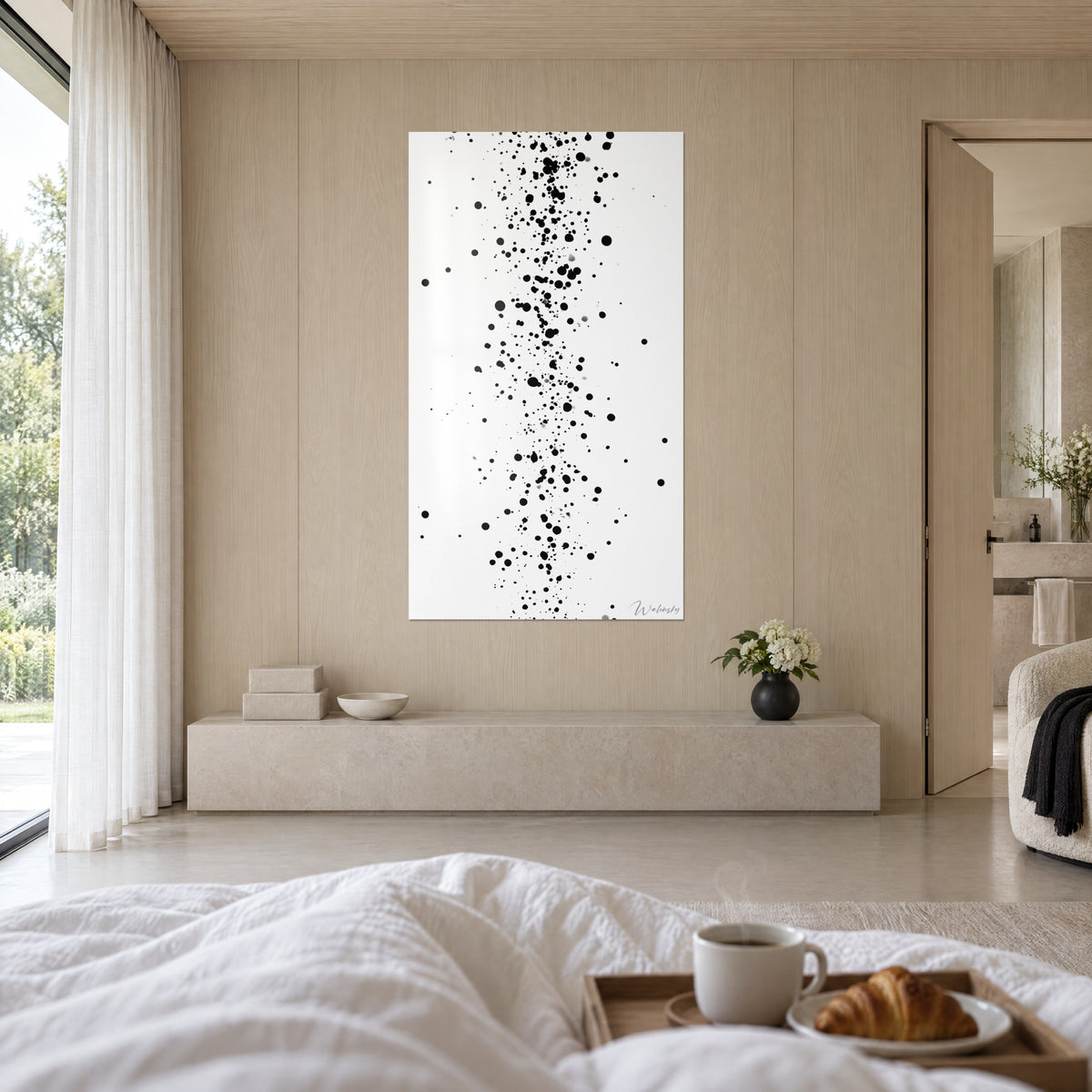 Gemälde mit schwarzen Punkten auf weißem Papier, helle Holzwand, beiges Frühstückstablett, über einem Bett in einem hellen Schlafzimmer