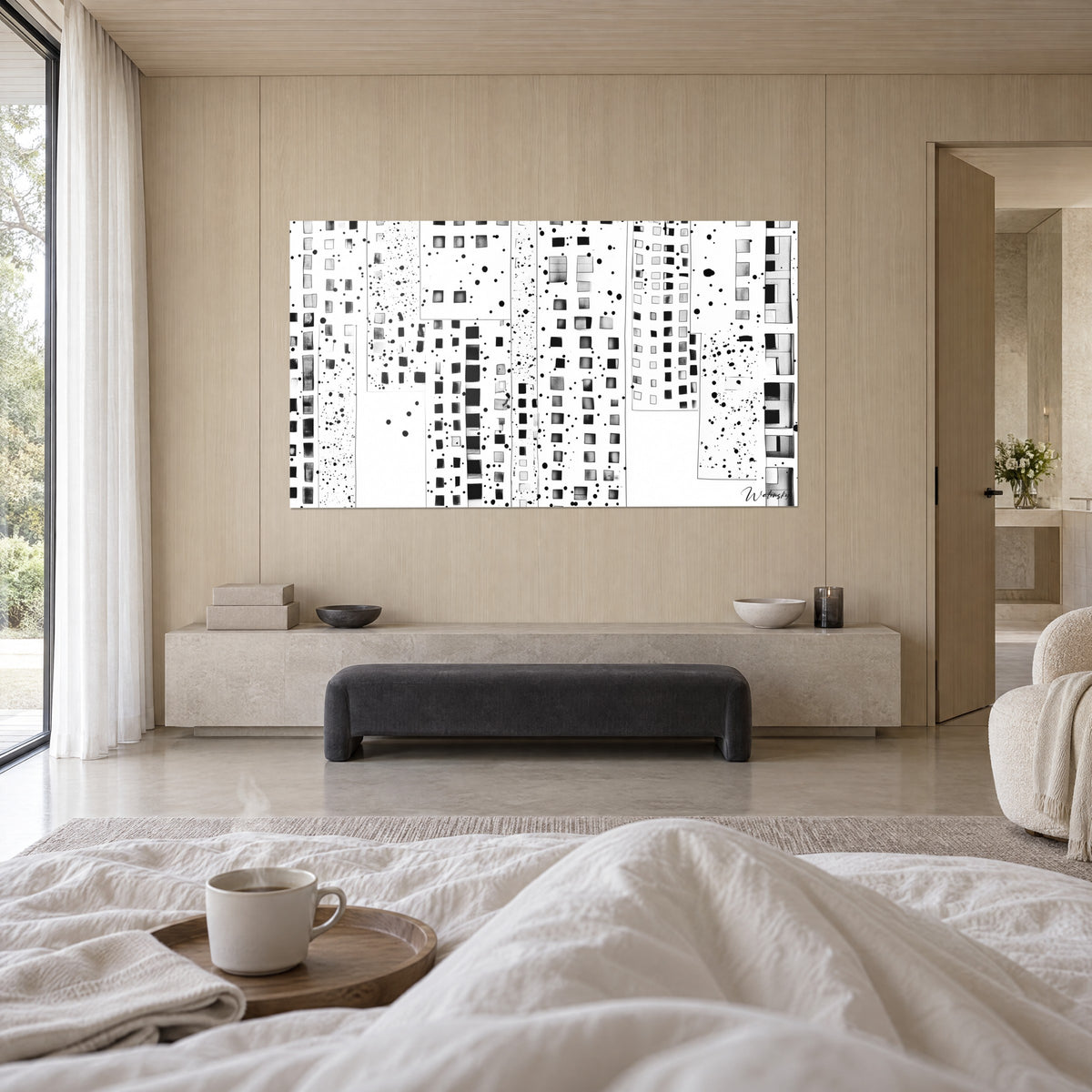 Schilderij van rasterachtige torens in zwarte en witte pixels, bezaaid met inktvlekken, tegenover een persoon van achteren, boven een bed in een lichte slaapkamer