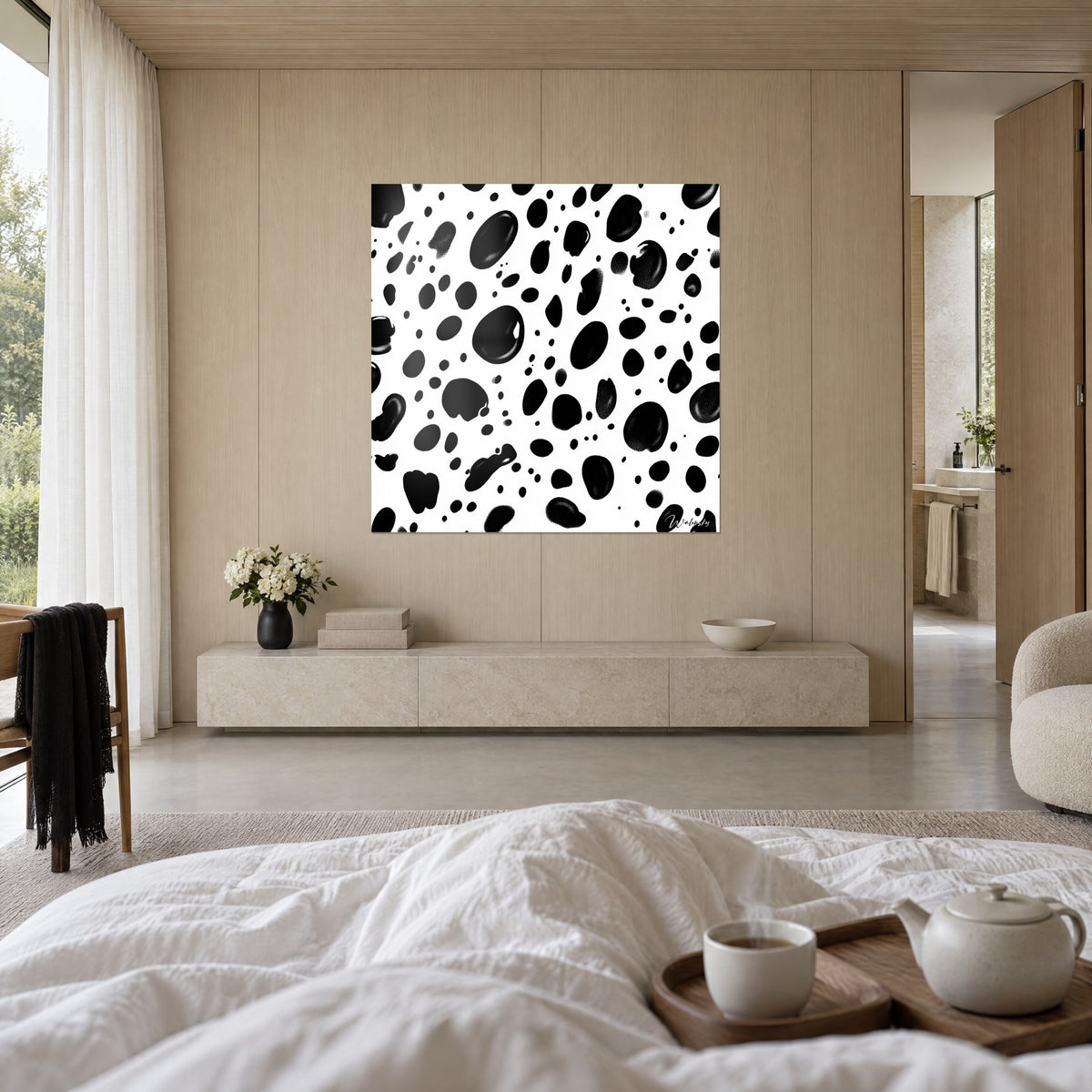 Cuadro con gotas de tinta negra sobre fondo blanco, óvalos brillantes y puntos finos, colgado encima de una cama en un dormitorio luminoso
