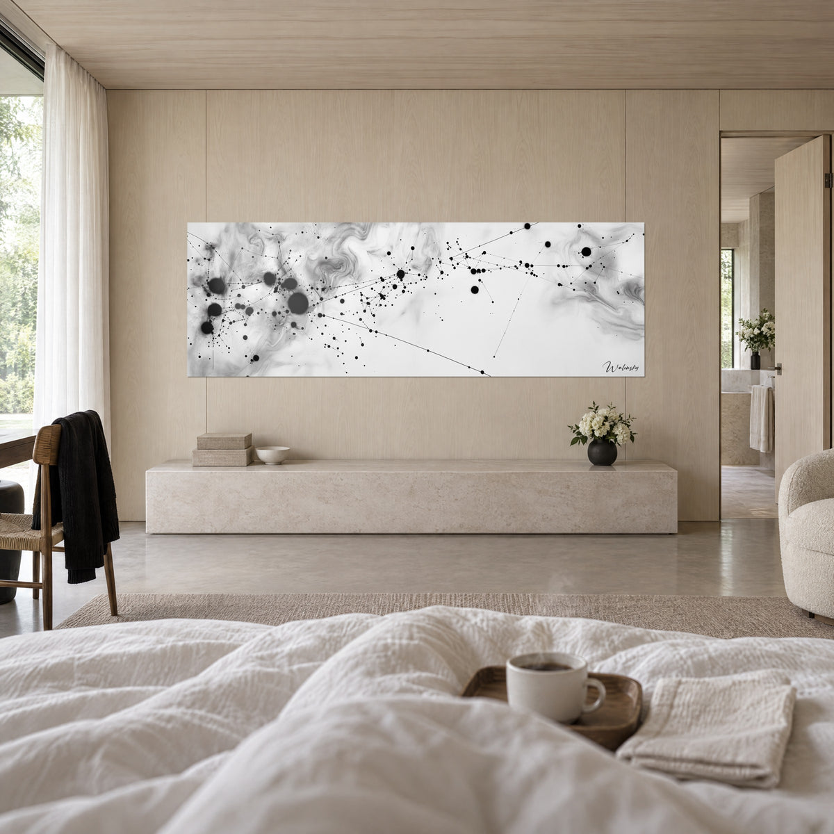 Gemälde Wolke aus schwarzen Tintentropfen und Fäden auf Elfenbein- und Rauchgrau, über einem Bett in einem hellen Schlafzimmer