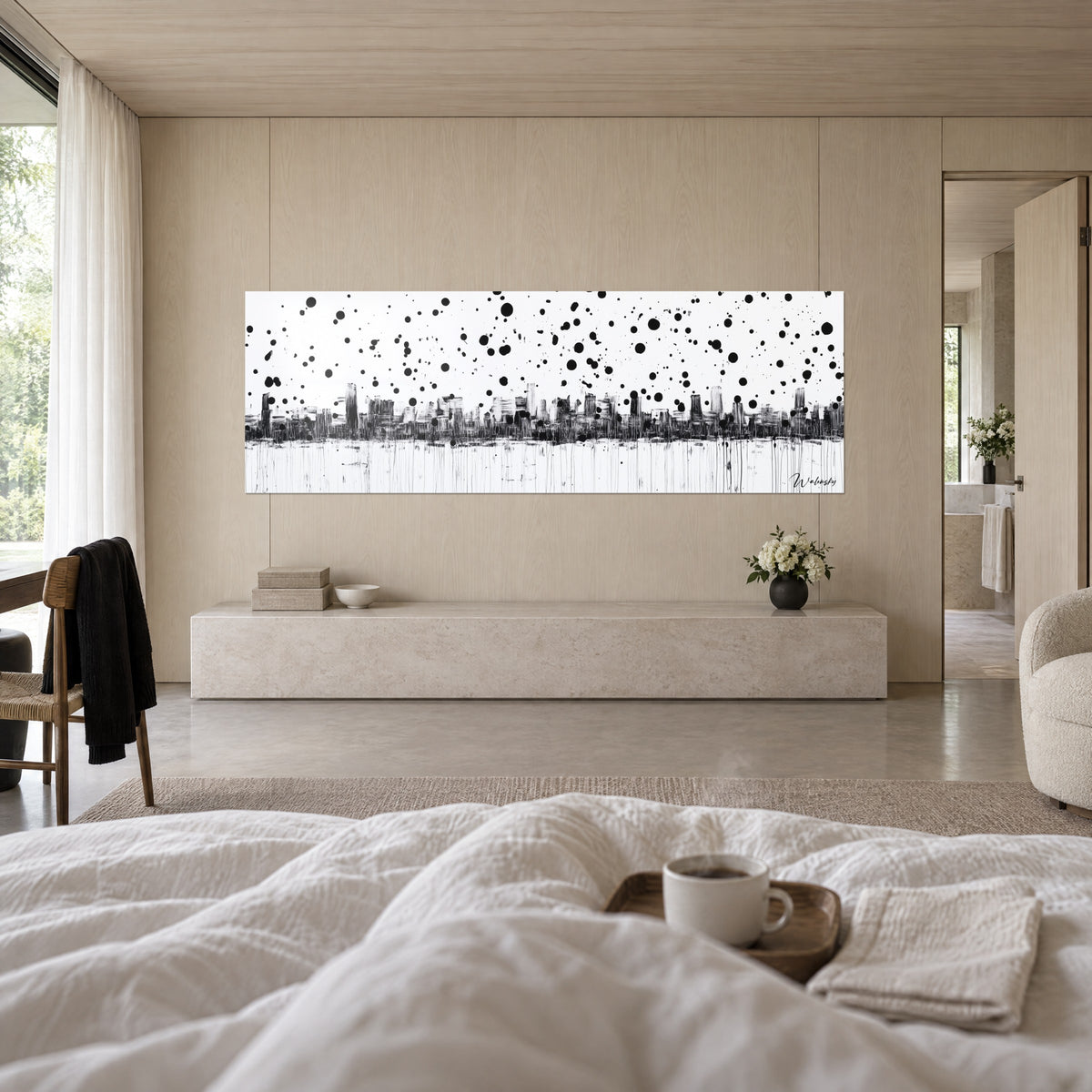 Gemälde Panorama aus Hochhäusern in schwarzen Pinselstrichen, Spritzer auf cremefarbenem Weiß, feine Tropfspuren, über einem Bett in einem hellen Schlafzimmer