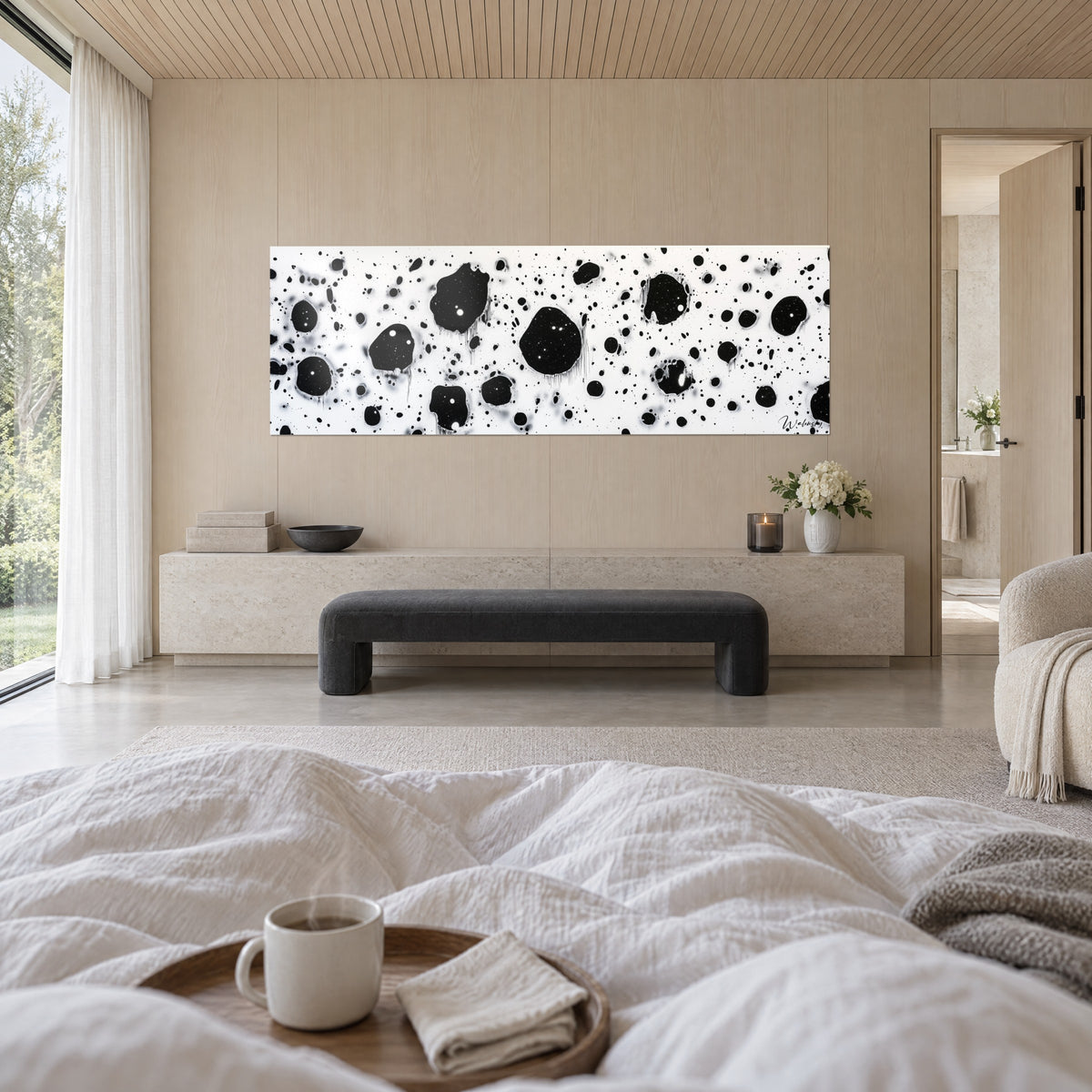 Cuadro de constelación de puntos negros sobre fondo blanco, bordes difuminados, encima de una cama en un dormitorio luminoso
