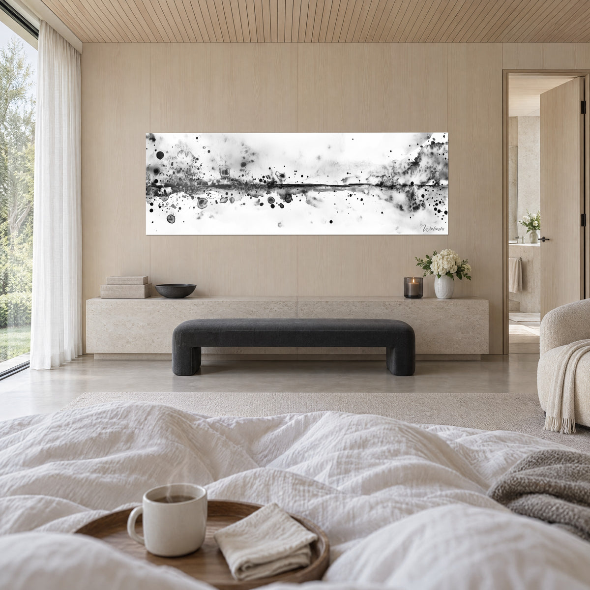 Schilderij abstract landschap in zwart en wit, horizontale inktband, grijze nevels en zwarte druppeltjes, boven een bed in een lichte slaapkamer