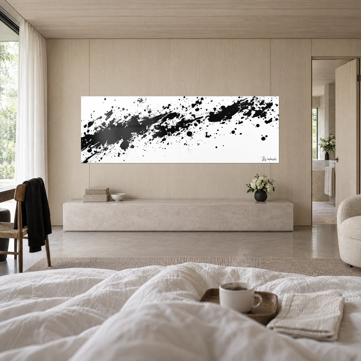 Tableau geste d'encre furieux, masse noire et gouttelettes sur blanc, accroché au-dessus d'un lit dans une chambre claire, couple de dos