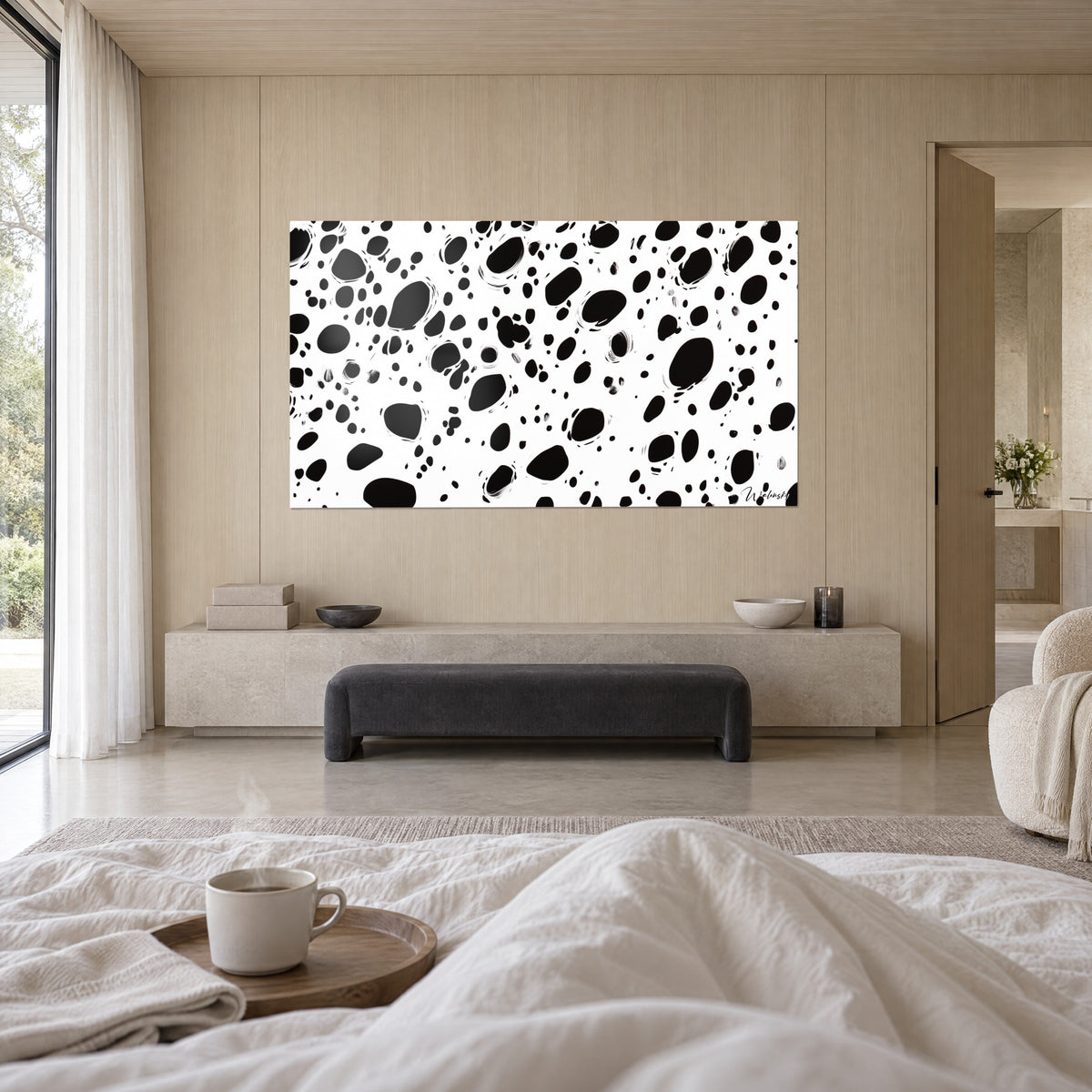 Cuadro de pintura moteada de alto contraste, óvalos de ébano sobre blanco puro, pared de madera clara encima de una cama en un dormitorio luminoso