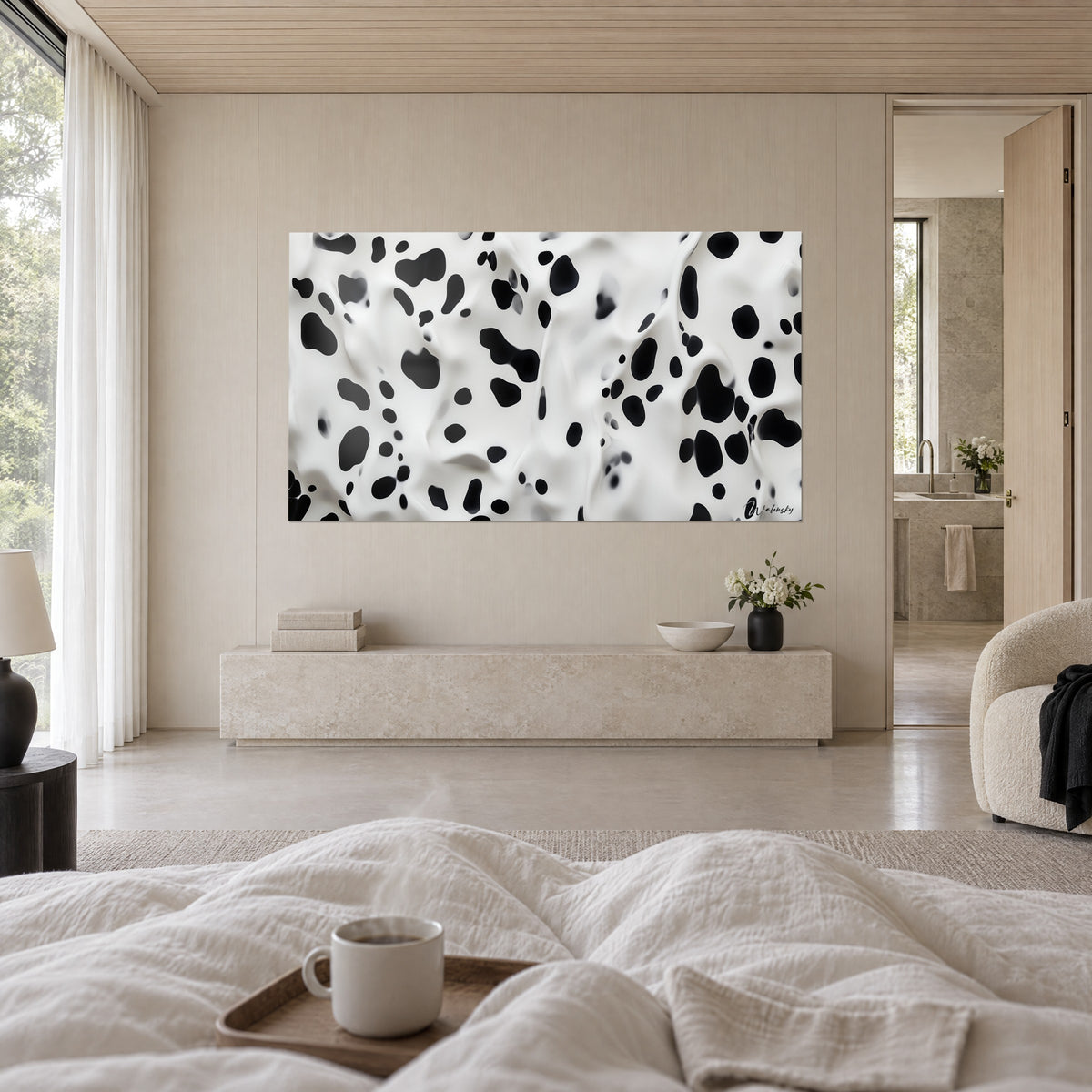 Tableau mouchetures noires sur surface blanche ondulée, deux personnes de dos sur un lit aux draps ivoire au-dessus d'un lit dans une chambre claire