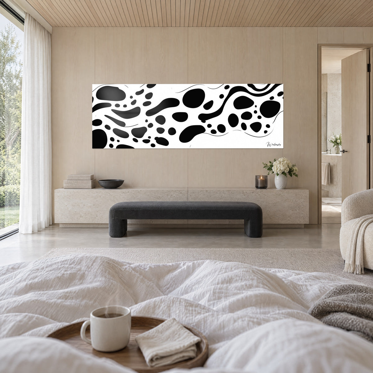 Quadro pelliccia dalmata astratta in bianco e nero, bolle e curve fluide, appeso sopra un letto in una camera luminosa