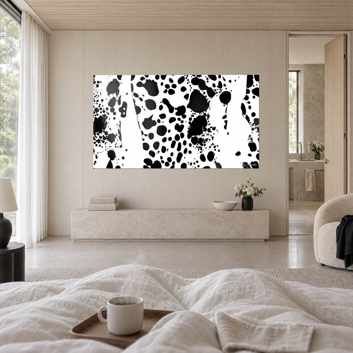 Cuadro con pelaje dálmata abstracto de grandes manchas negras sobre blanco, visto desde una cama con sábanas color marfil, colgado encima de una cama en un dormitorio luminoso
