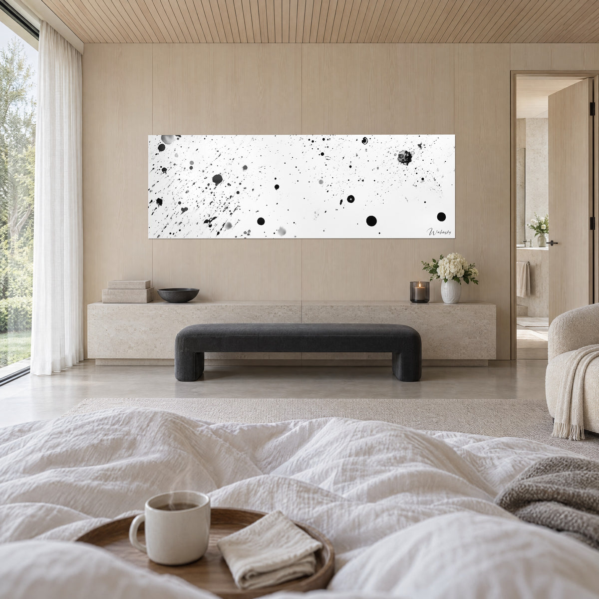 Gemälde mit schwarzem und grauem Tintenregen auf weißem Grund, langgezogenes Panoramaformat, über einem Bett in einem hellen Schlafzimmer