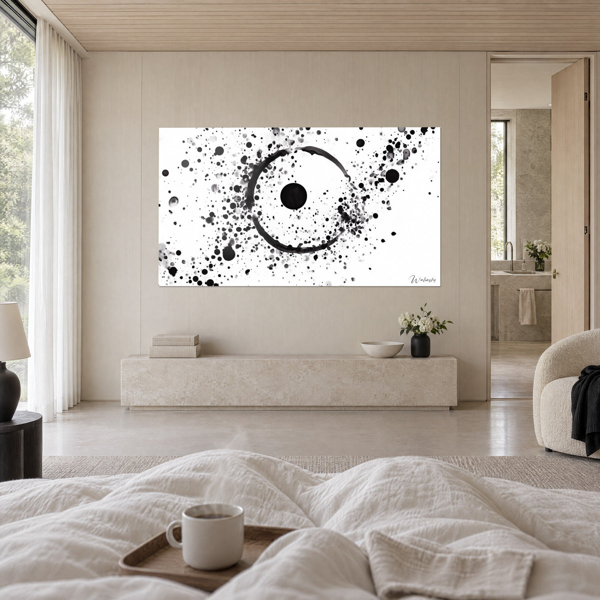 Gemälde Galaxie aus schwarzen und grauen Spritzern um eine Tintenscheibe, weißer Grund, über einem Bett in einem hellen Schlafzimmer