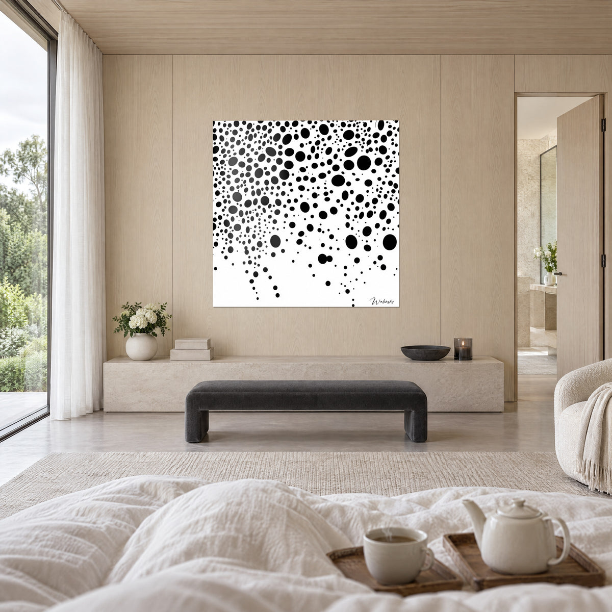 Tableau taches noires ovales en cascade sur fond blanc, sous une grande baie vitrée, au-dessus d'un lit dans une chambre claire