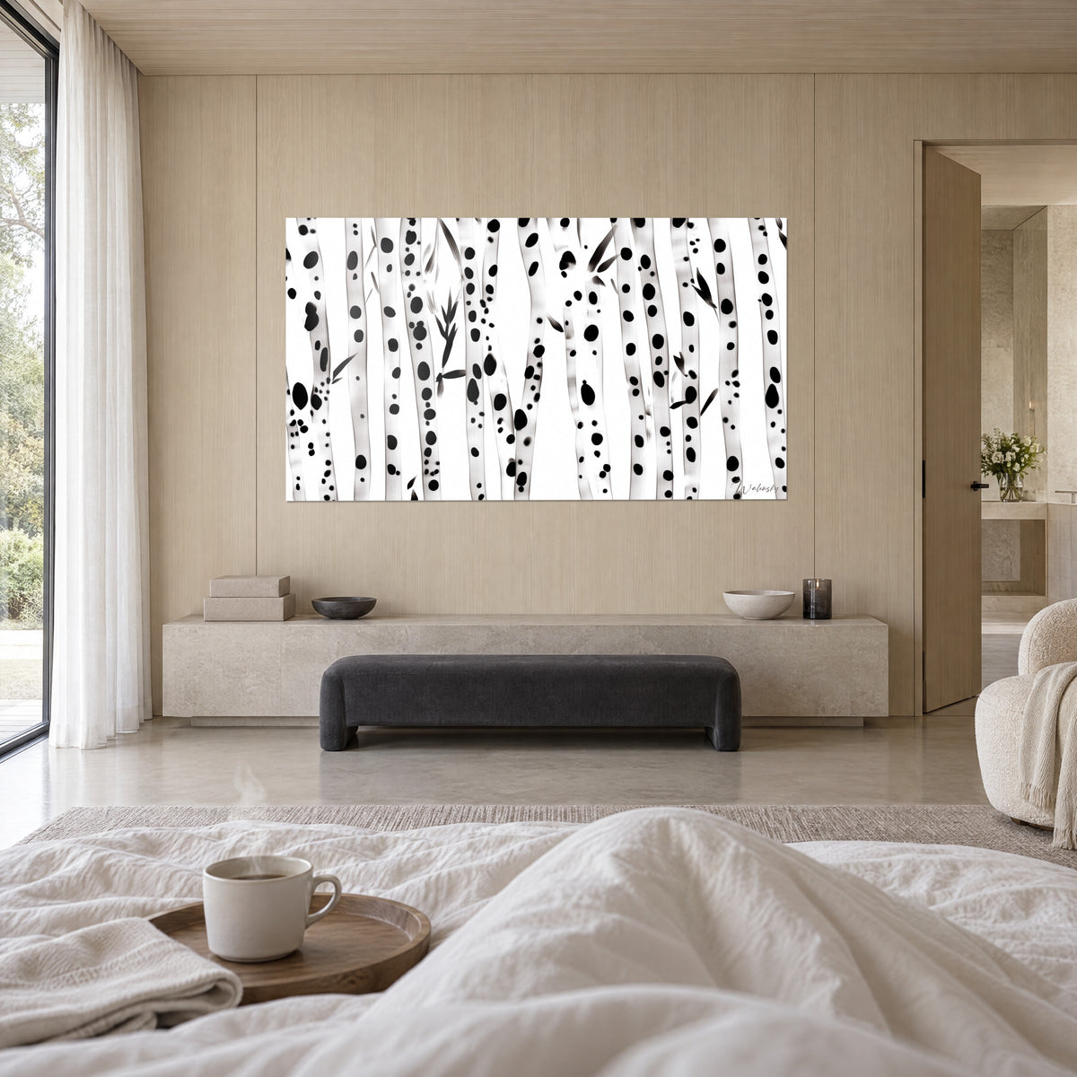Cuadro de bambúes gráficos en blanco y negro, manchas de tinta y hojas finas, colgado encima de una cama en un dormitorio luminoso