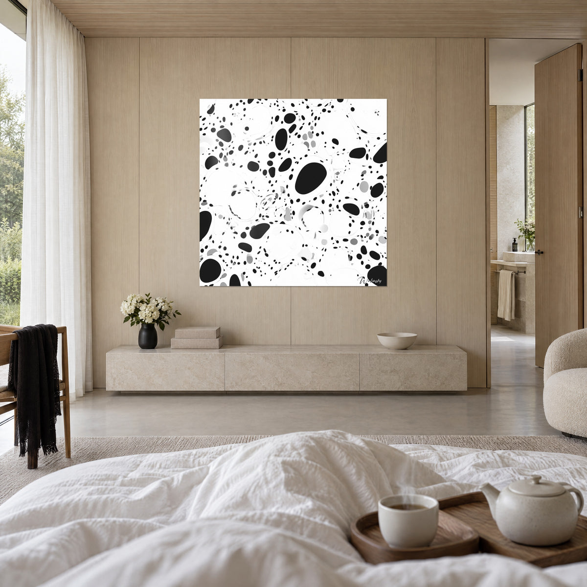 Quadro con pois ovali neri laccati su fondo bianco, delicati cerchi grigio chiaro, sopra un letto in una camera luminosa
