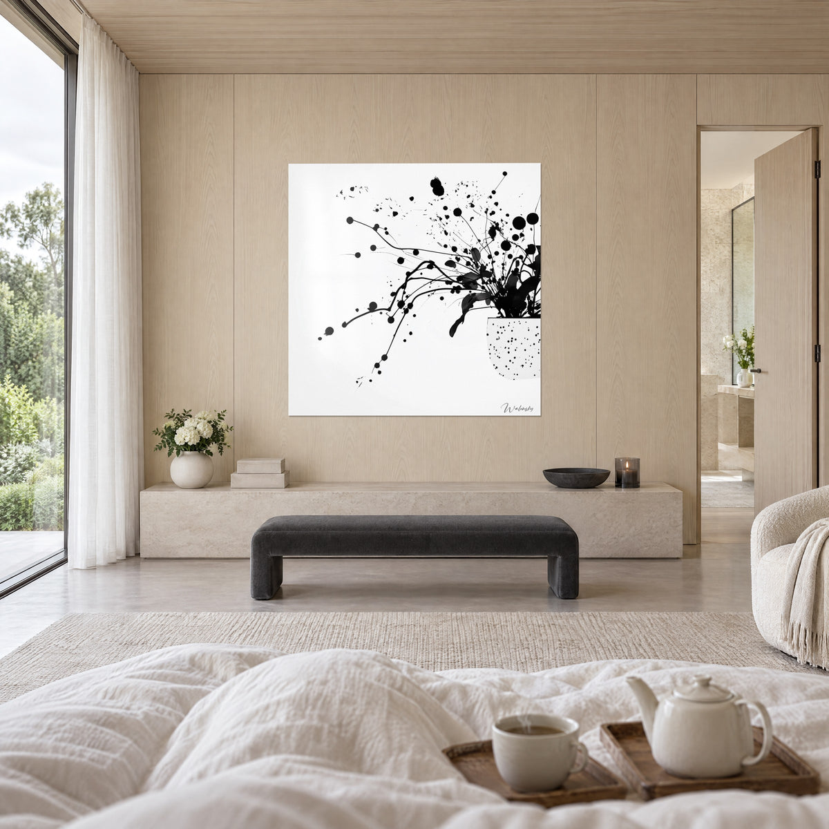 Schilderij bundel zwarte stengels en inktspatten op wit, strak kader, boven een bed in een lichte slaapkamer