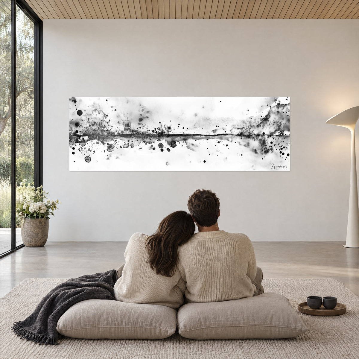 Schilderij inktconstellatie, lange zwarte lijn, grijze wolkenvelden en ebbenhouten stippen op wit, voor een koppel op beige kussens