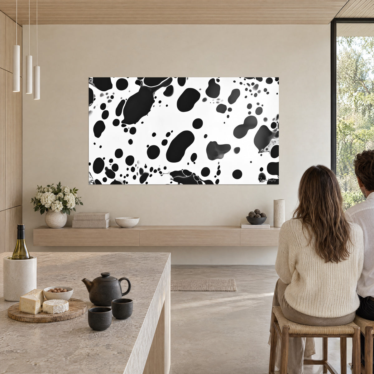 Cuadro con una constelación de gotas oscuras sobre blanco nieve, grandes masas negras y pequeñas burbujas, pareja de espaldas cerca de una cocina