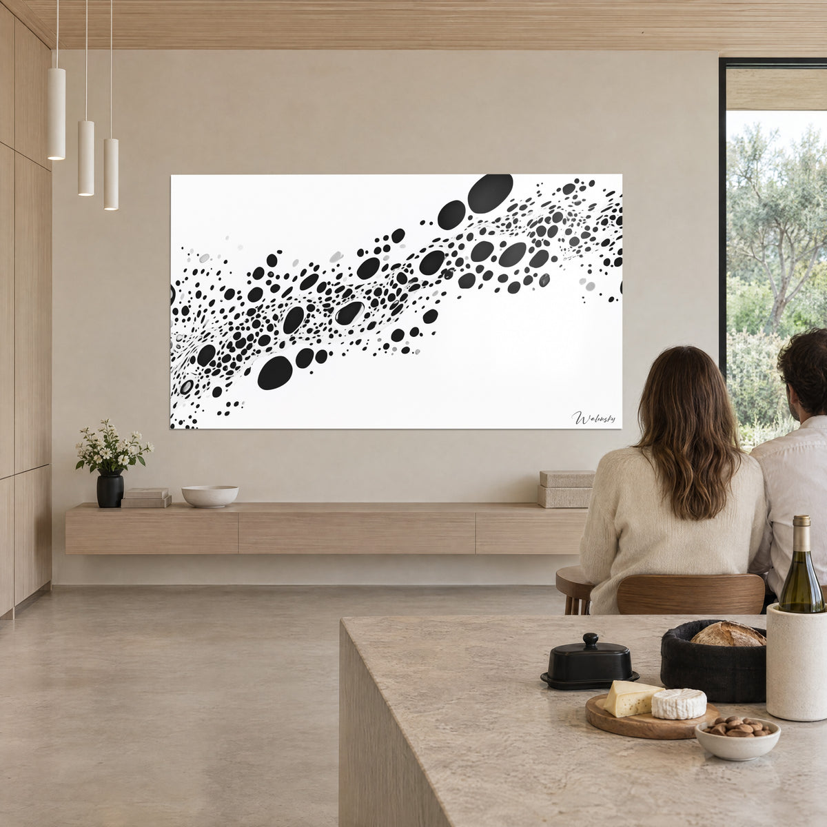 Tableau constellation de pois noirs diagonale sur blanc éclatant, couple de dos attablé, vin et pain, cuisine ouverte sur la forêt
