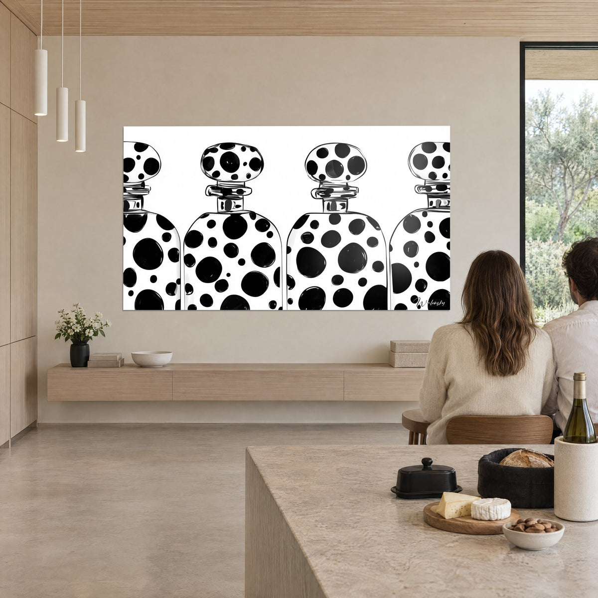Quadro fila di fialette punteggiate di nero su fondo bianco, coppia seduta di spalle di fronte all'opera in un ambiente aperto sul giardino