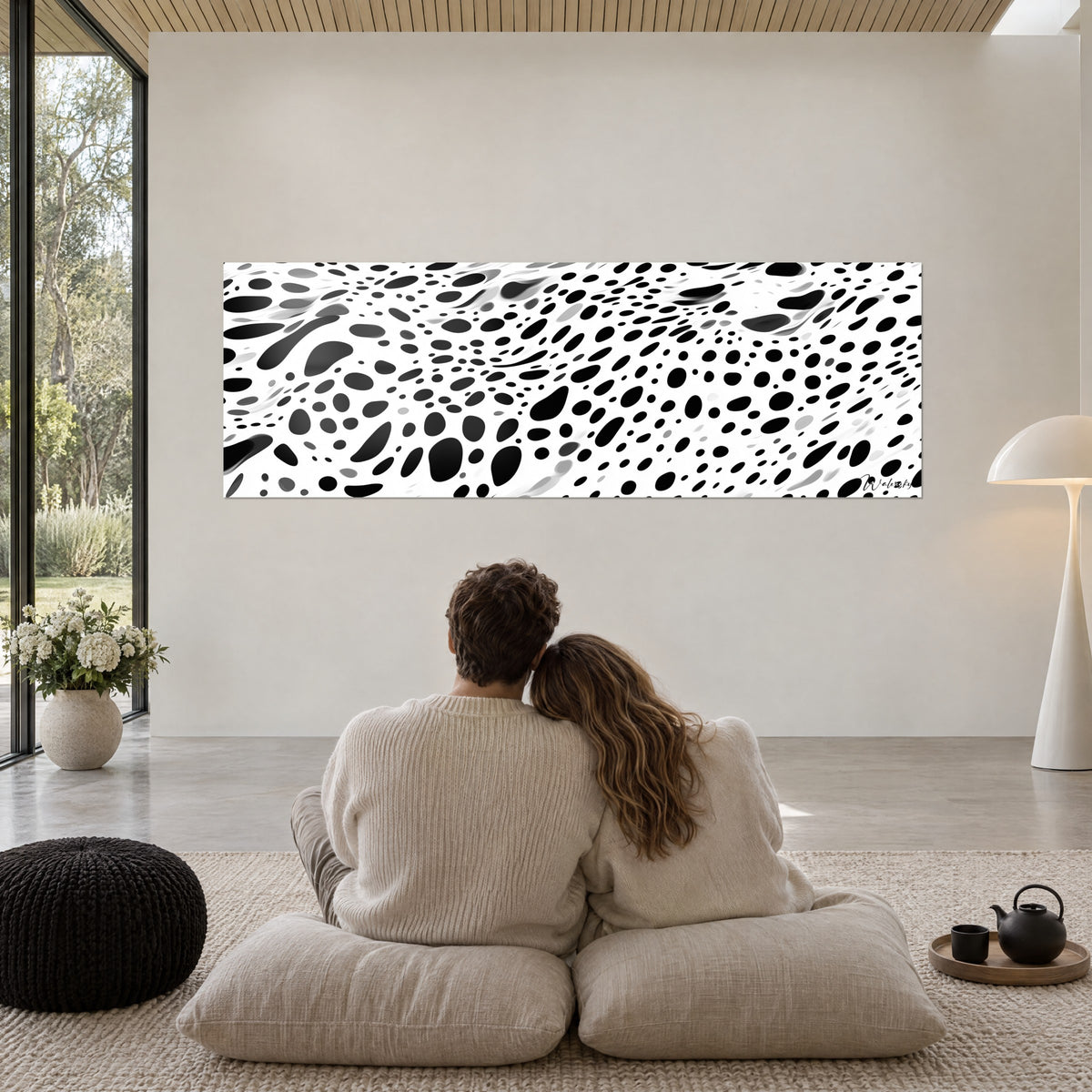 Quadro mosaico di gocce nere su bianco brillante, coppia di spalle seduta su pouf beige, grande vetrata