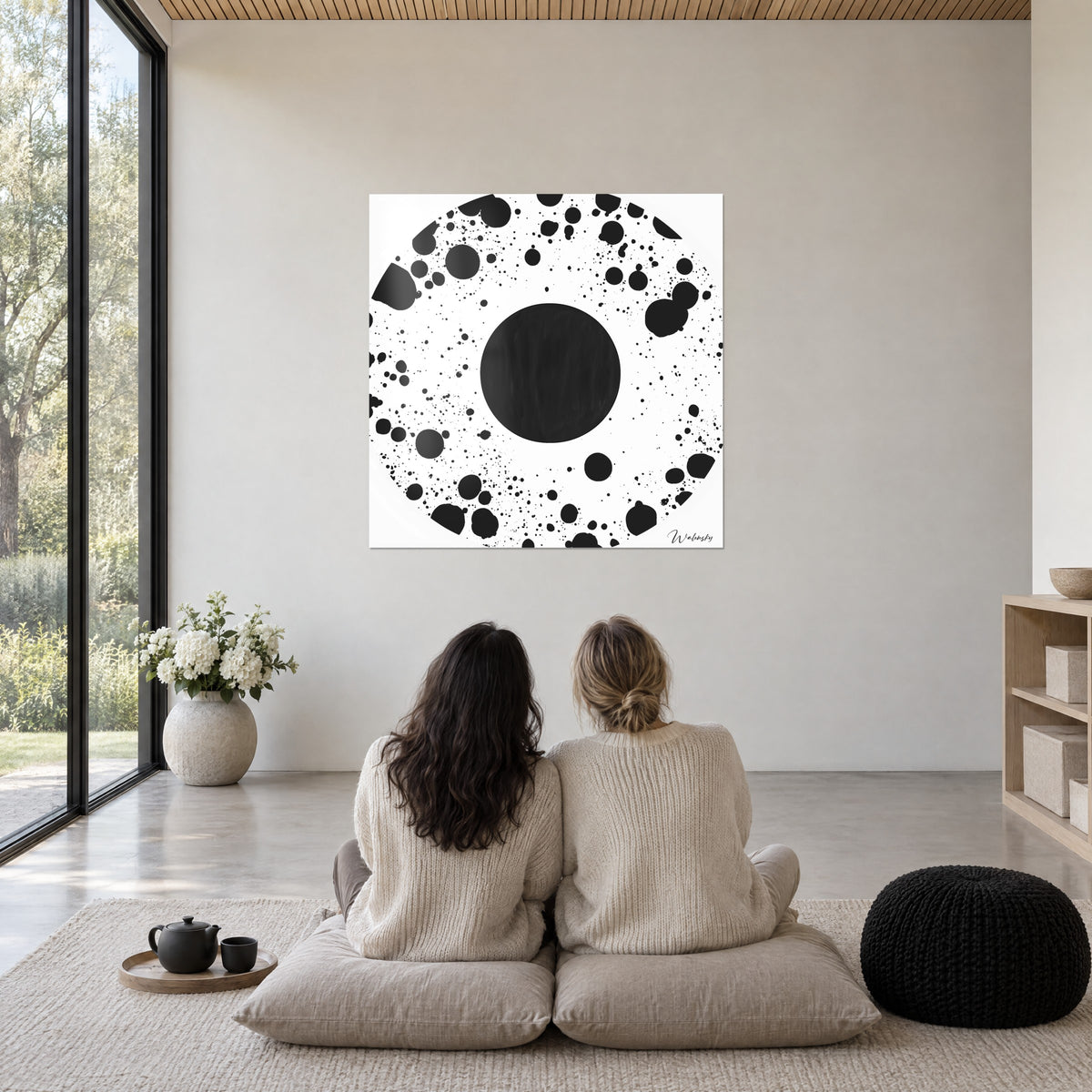 Tableau étoile noire et blanche aux éclats d'encre dispersés, deux femmes de dos assises sur des coussins, dans un séjour baigné de lumière