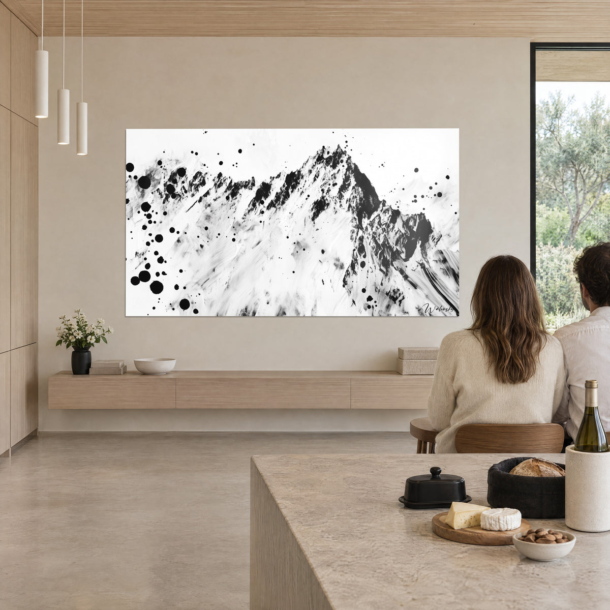 Cuadro pico glaciar en blanco y negro, trazos de pincel sobre la nieve, manchas de tinta, dos personas de espaldas, cocina abierta y madera clara