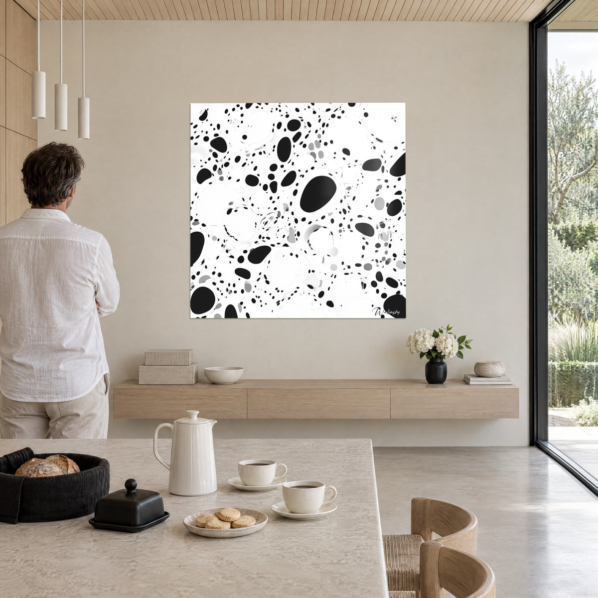 Quadro d'arte astratta di gocce nere su bianco, bolle grigie traslucide, di fronte a una cucina aperta sul verde
