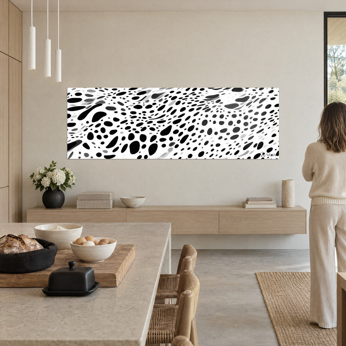 Quadro bolle d'inchiostro nero su fondo bianco, donna di spalle con pantaloni crema, cucina aperta con fiori bianchi